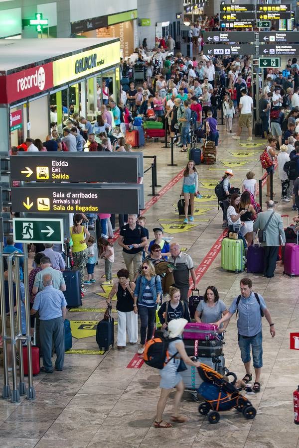 Aeropuerto de Alicante - Elche repleto de turistas