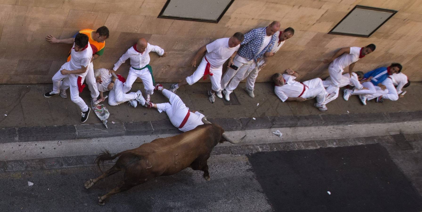 Mozos acorralados por un toro en la Cuesta de Santo Domingo.