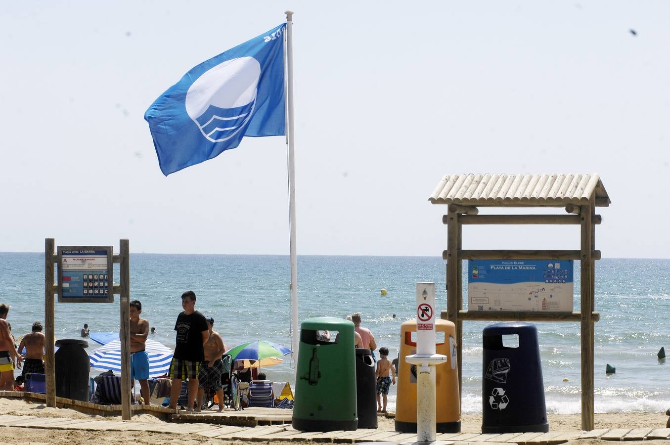 Izado de la Bandera Azul en la playa de La Marina de Elche