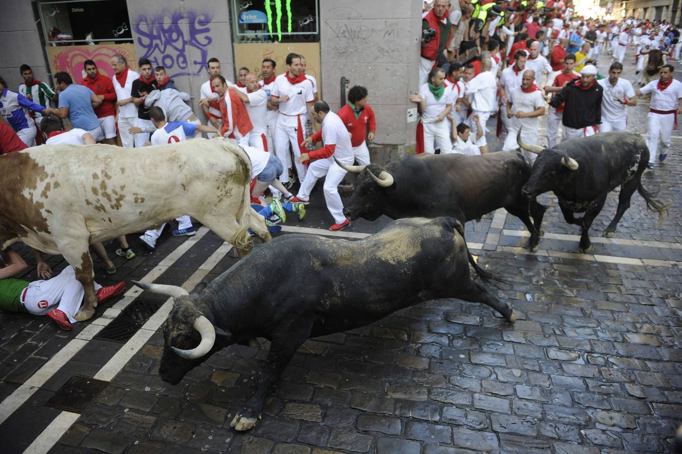 Limpio sexto encierro de Sanfermines