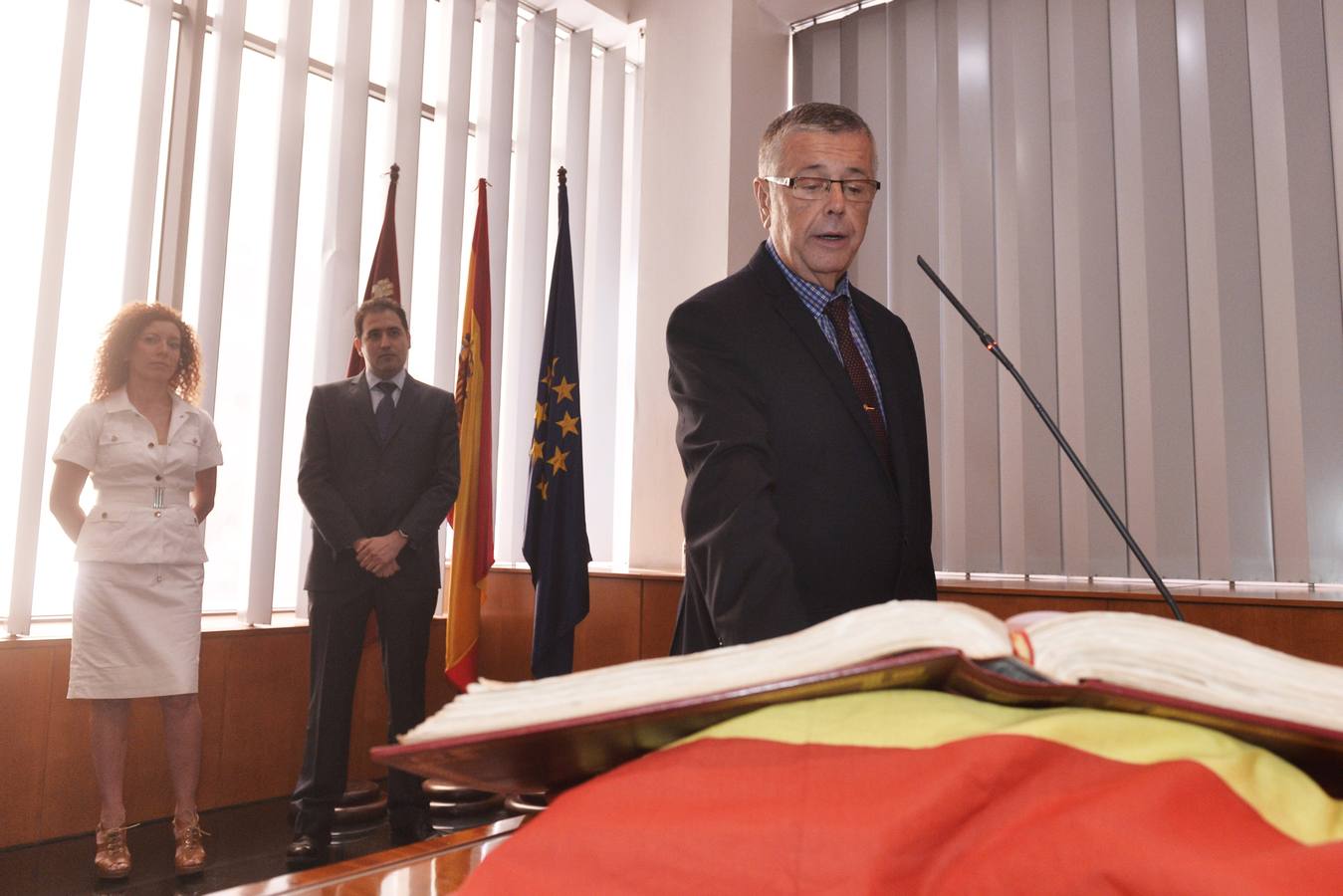 El director general de Función Pública y Calidad de los Servicios, Enrique Gallego jura su cargo.