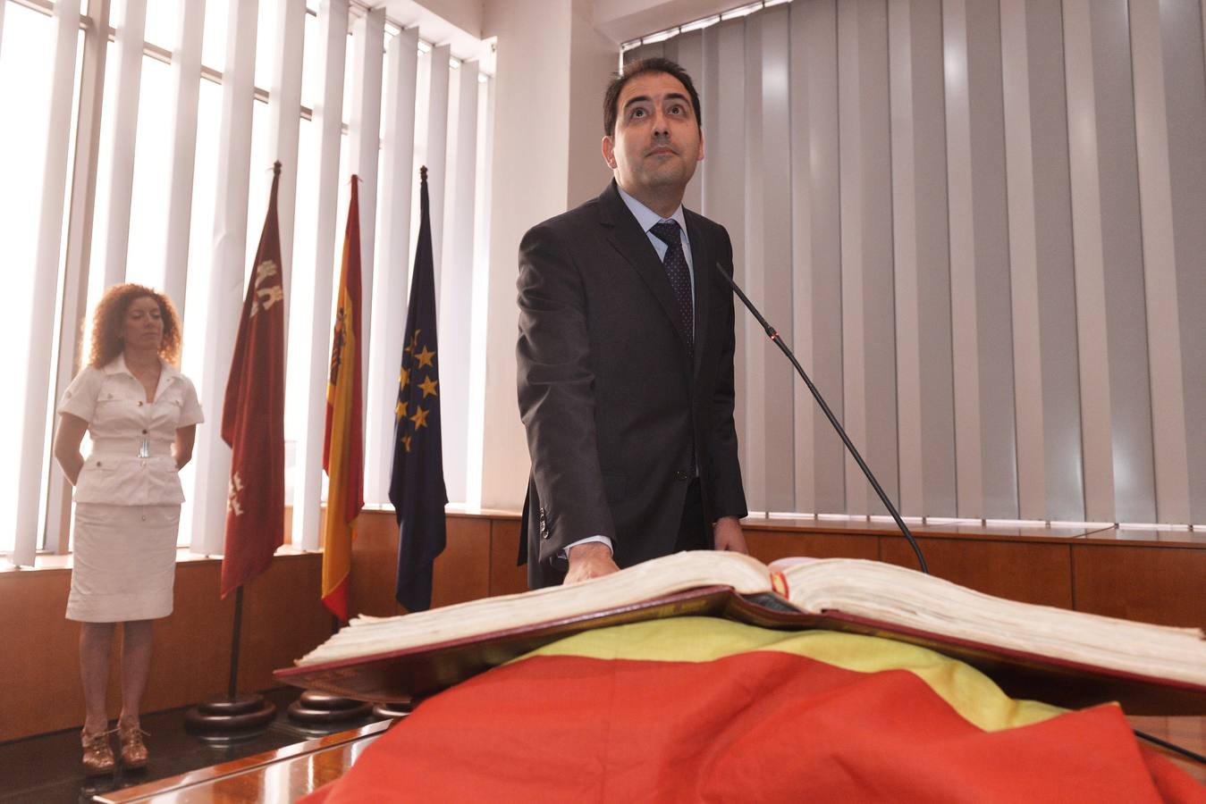 El director del Organismo Autónomo Agencia Tributaria de la Región de Murcia, Isaac Sanz Brocal, jura su cargo.