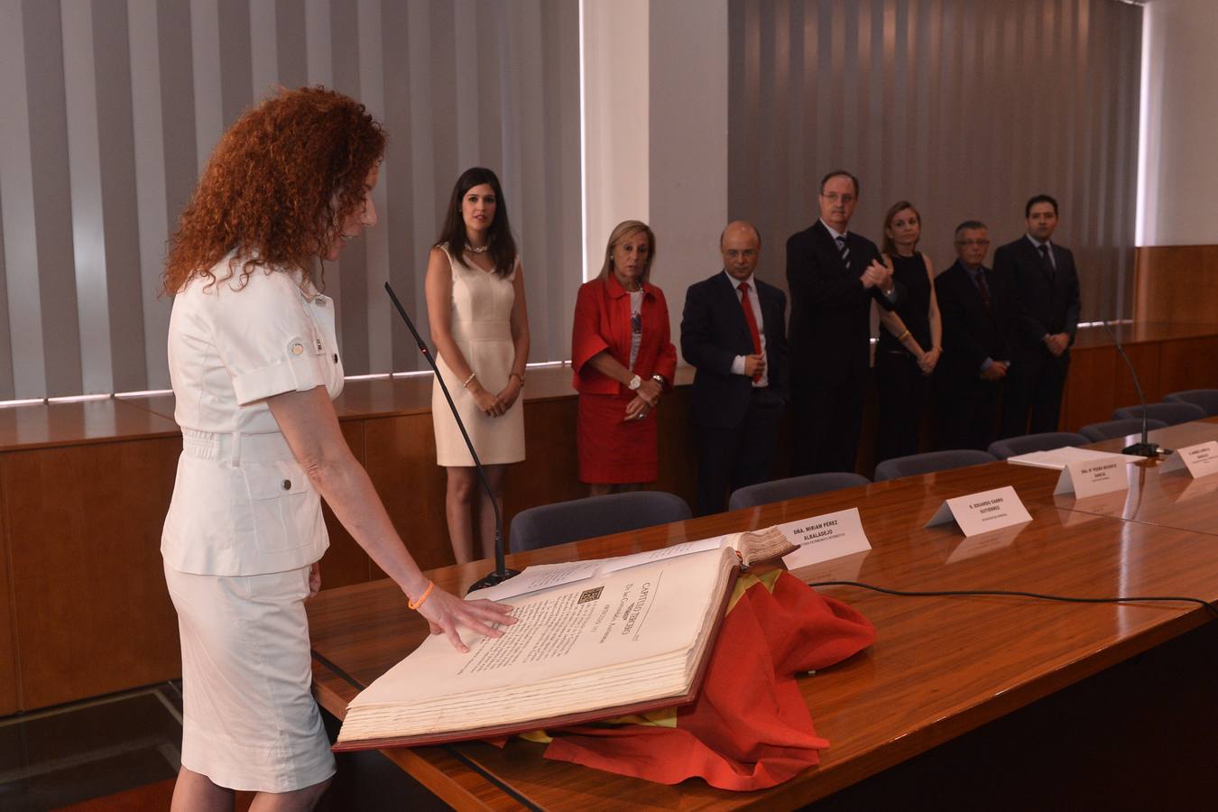 La directora de Entidad Pública Empresarial Instituto de Crédito y Finanzas de la Región de Murcia, Pilar Valero Huescar jura su cargo durante el acto de toma de posesión.