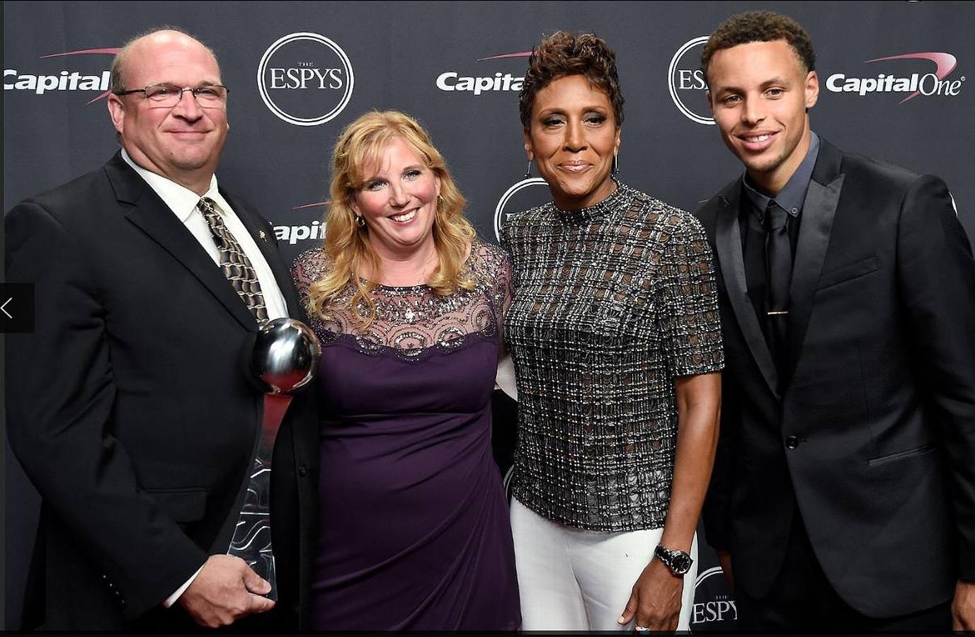 Brent Hill, Lisa Hill, Robin Roberts and Stephen Curry. 