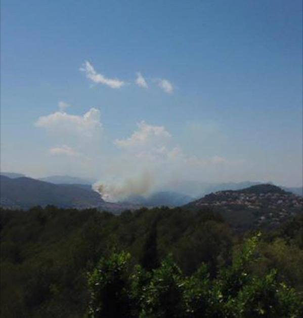 Desalojan 20 viviendas por el incendio en Pedreguer