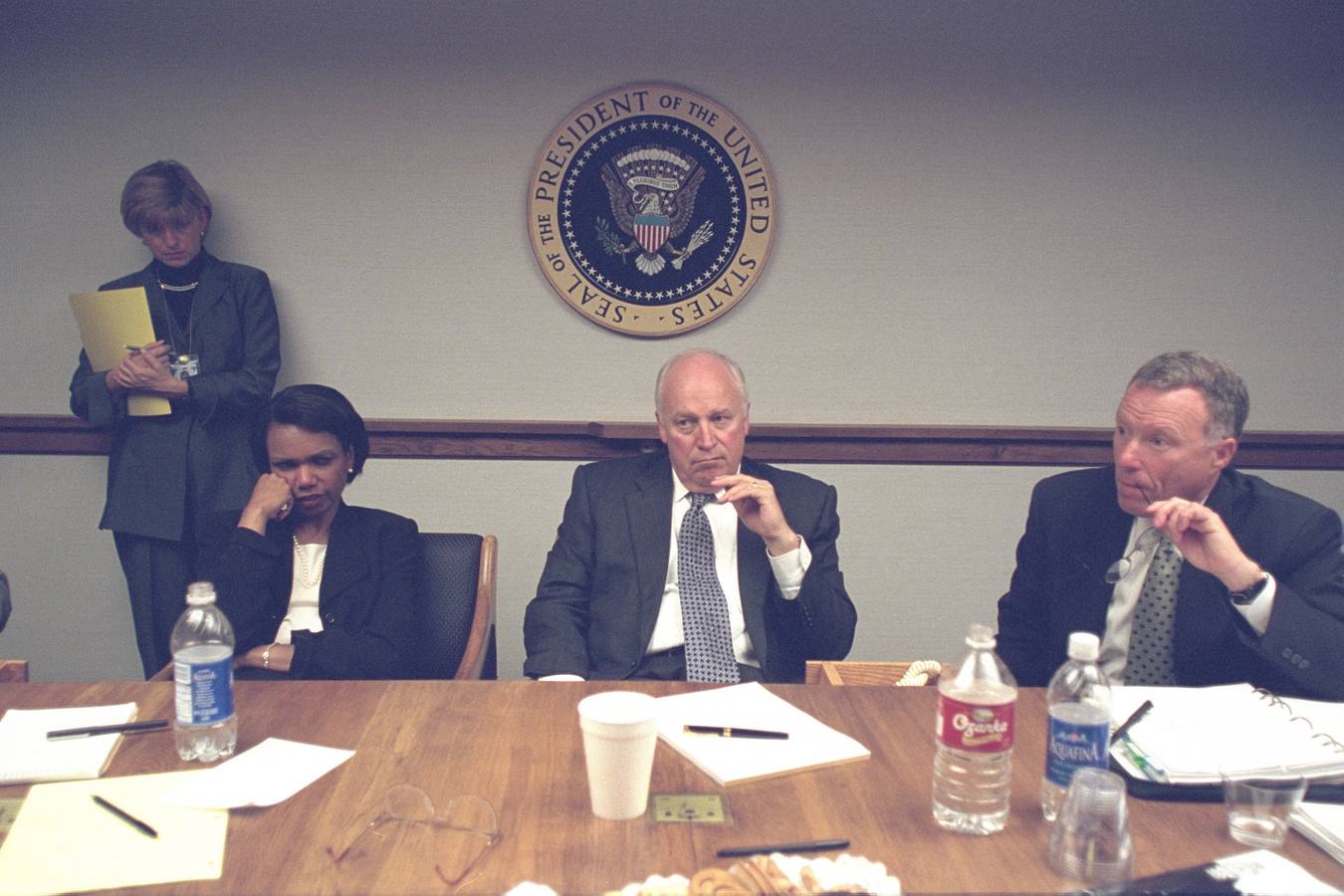 El vicepresidente Dick Cheney y la asesora de Seguridad Nacional, Condoleezza Rice, en la sala de Emergencias del Presidente de EE UU