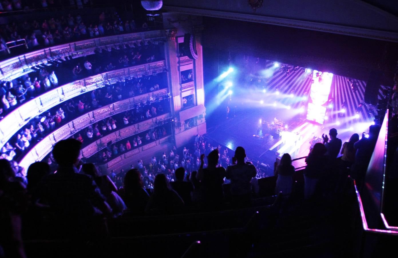 La &#039;locura de amor&#039; de Juanes pone en pie al Teatro Real