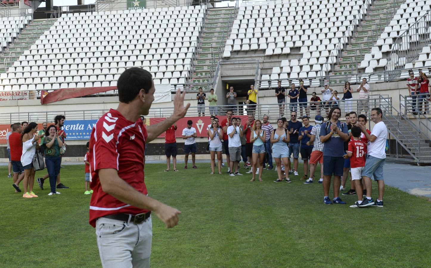 (20-07) El futbolista argentino José Luis Acciari y ex capitán del Real Murcia en su despedida de la afición en el estadio Nueva Condomina tras anunciar este lunes su retirada a los 36 años y su marcha del Murcia para ser el entrenador del filial de este club grana en Tercera División.