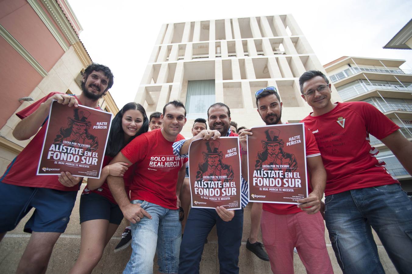 (22-07) Aficionados del Real Murcia, este miércoles, con los carteles de la campaña de captación de peñistas. El ataque de Samper, que tachó a los peñistas de oportunistas, y los precios de los abonos, más propios de Primera que de Segunda B, ha dejado tocadas a todas las peñas del club murciano.