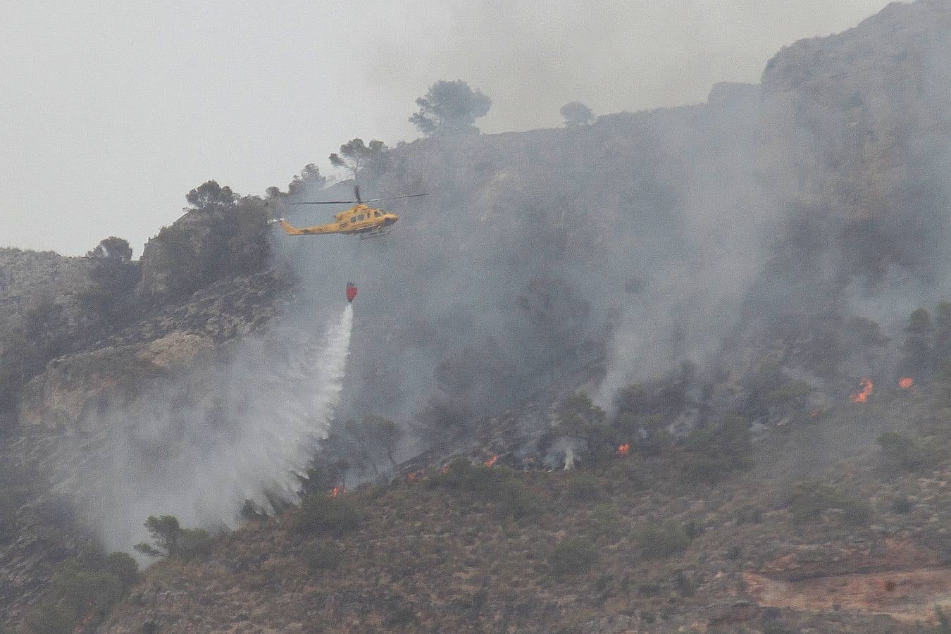 Trabajos de extinción del incendio de Cieza
