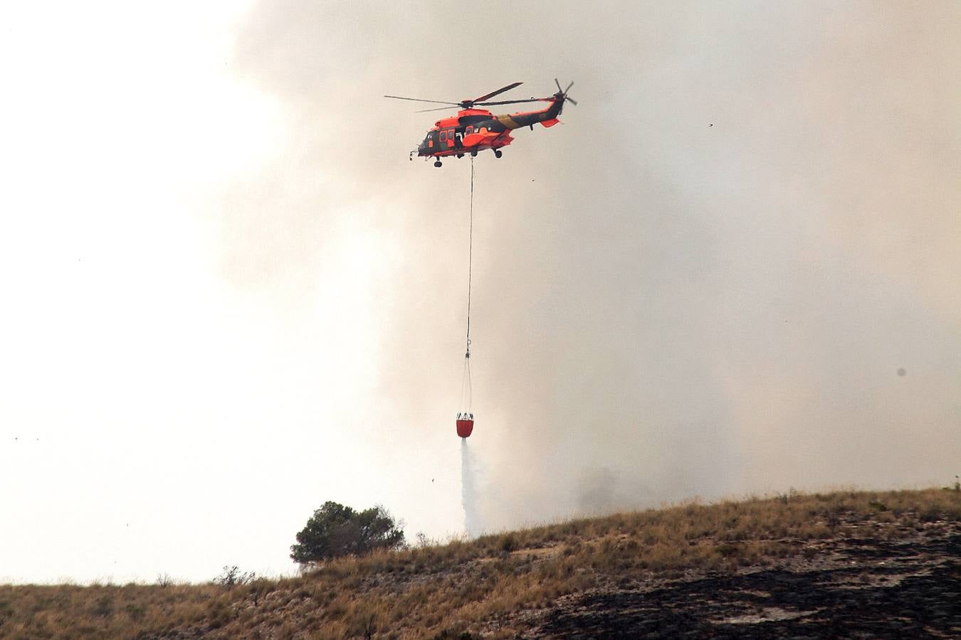 Trabajos de extinción del incendio de Cieza