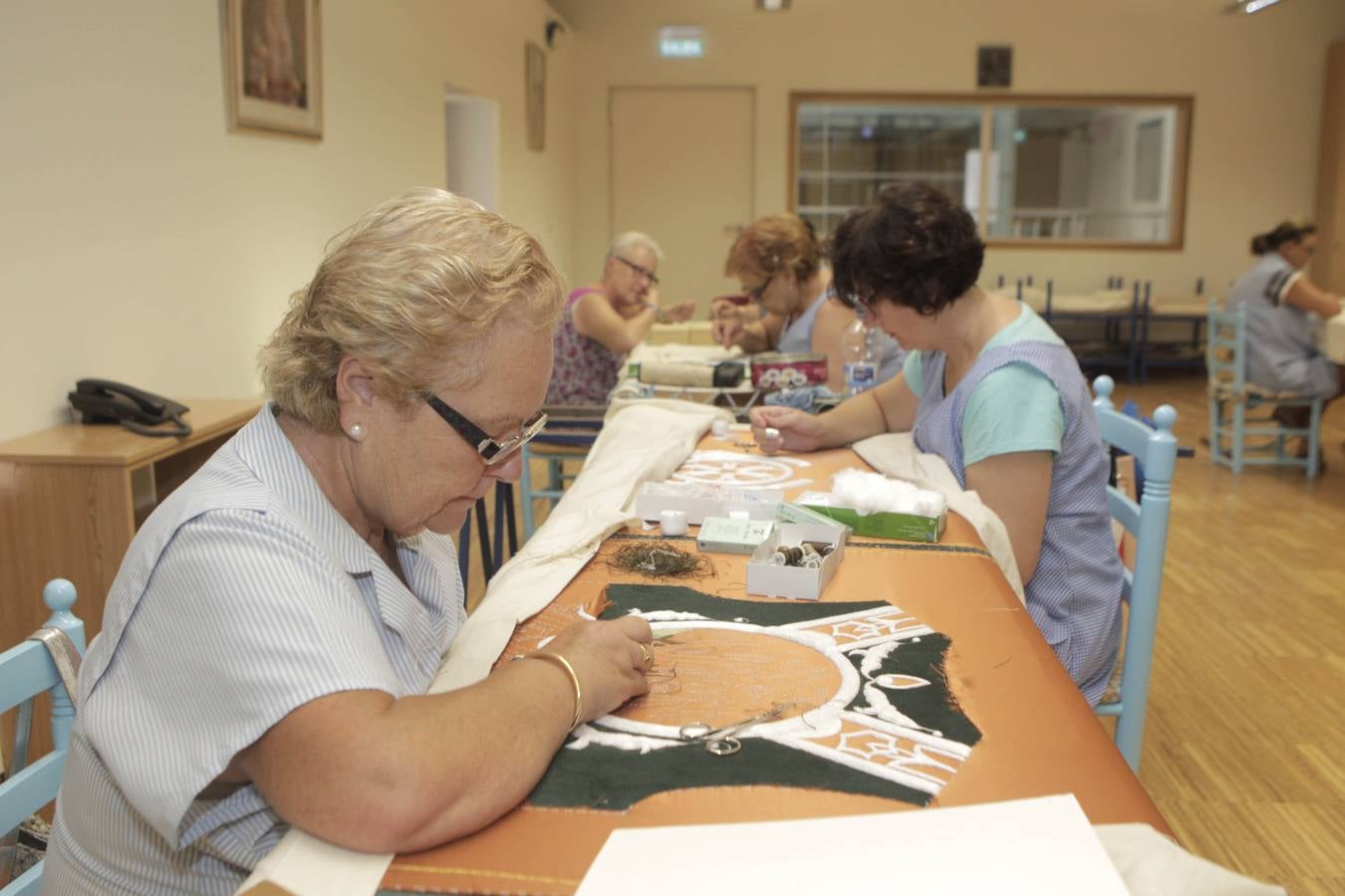 Trece bordadoras a pleno rendimiento