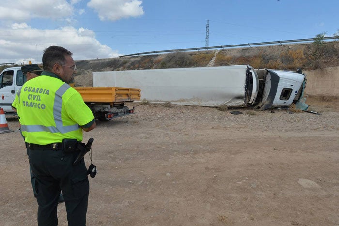 Un herido al caer su camión por un puente en Lorca