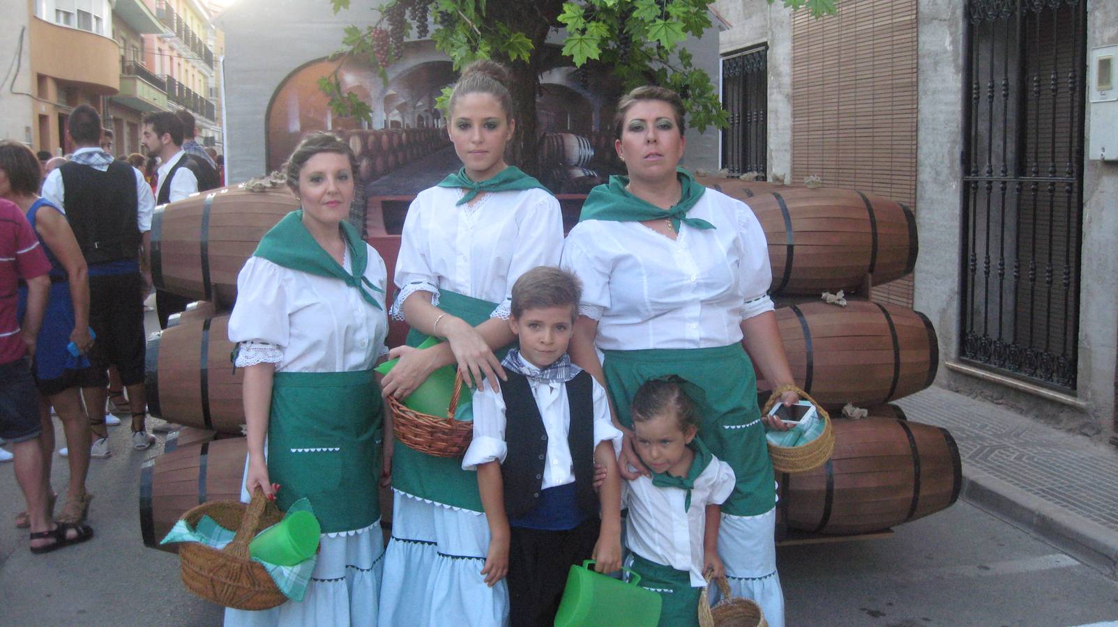 Las carrozas preludian la Cabalgata del Vino