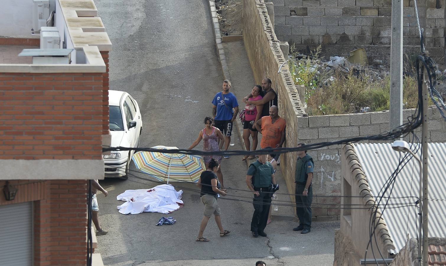 (02-09) Una brutal reyerta, desencadenada por las desavenencias entre dos familias gitanas de Mazarrón, dejó este miércoles un reguero de sangre y dolor. La pelea entre los dos clanes acabó con la muerte de una vecina de la localidad, conocida como 'La Cirolita', de unos 60 años, y con otros cinco integrantes de ambas familias heridos de gravedad. Uno de ellos es un adolescente de 15 años, al parecer nieto de la fallecida, que ingresó en estado muy grave en el hospital Santa Lucía.