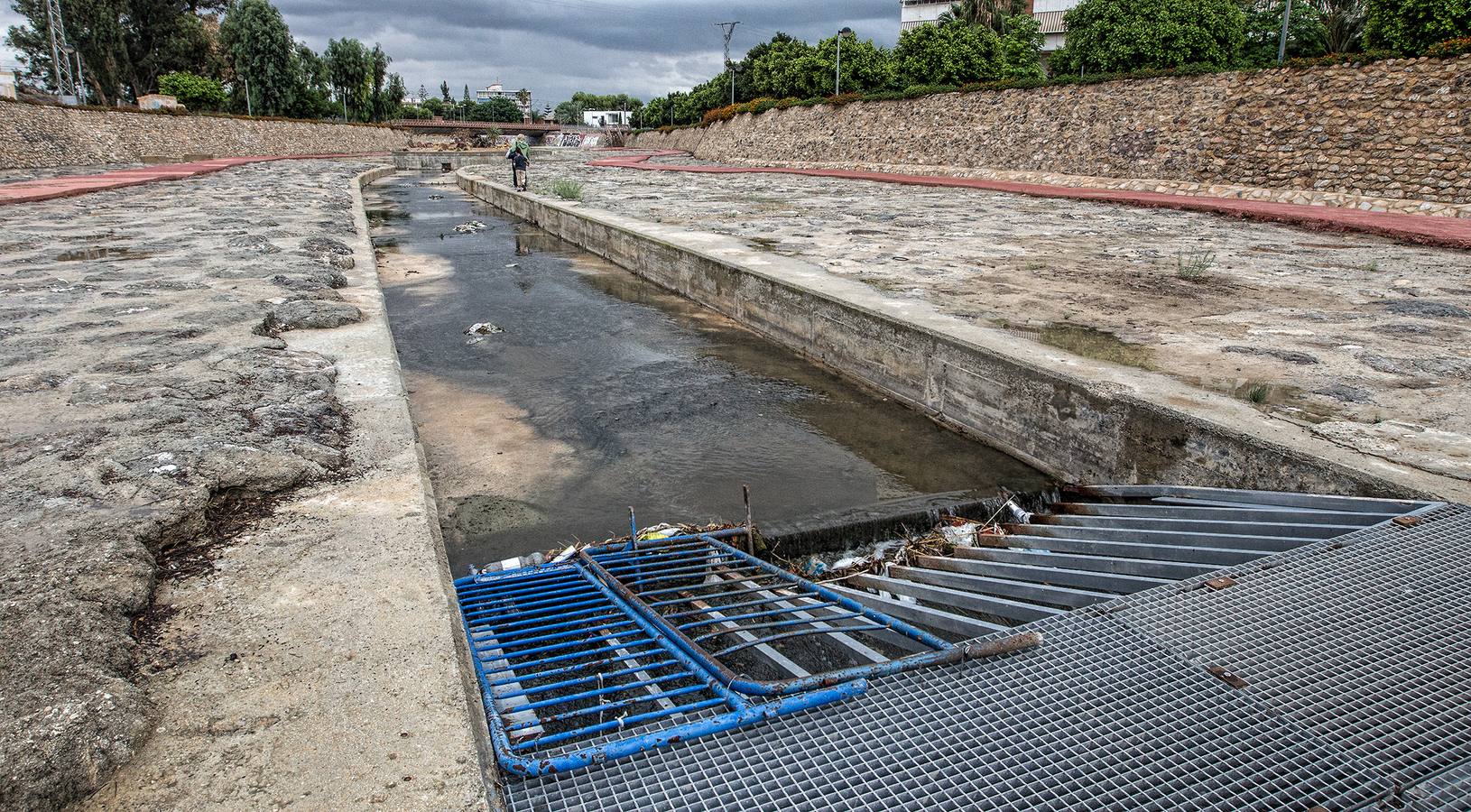 La lluvia anega calles en Alicante