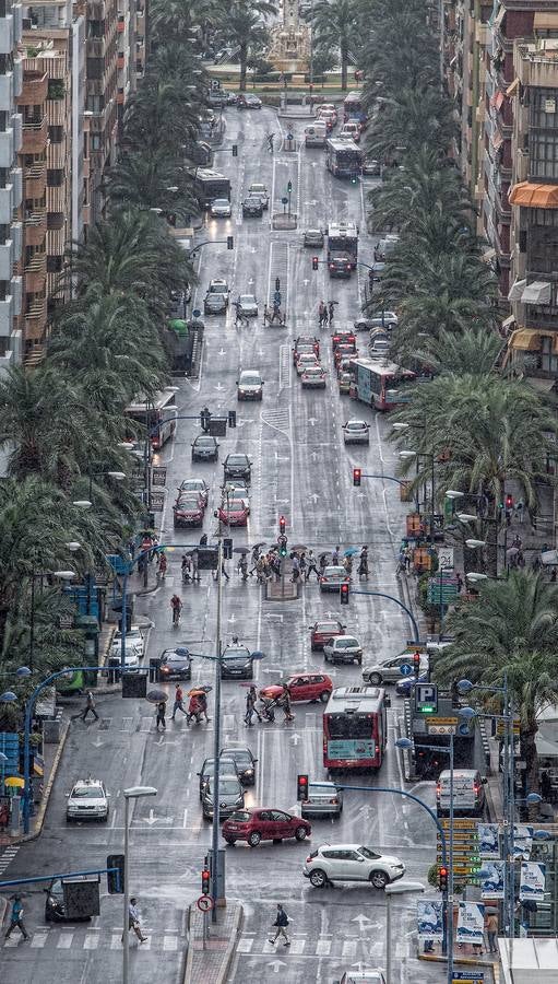 La lluvia anega calles en Alicante