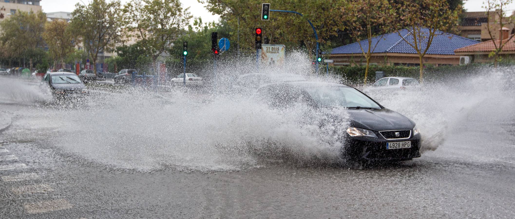 La lluvia anega calles en Alicante