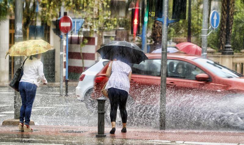 La lluvia anega calles en Alicante