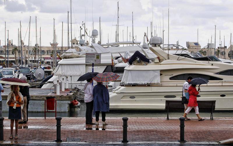 La lluvia anega calles en Alicante