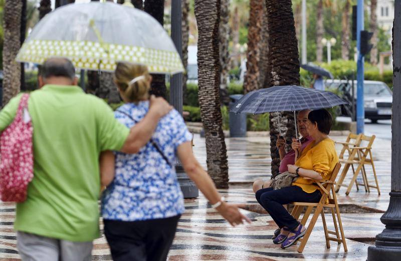 La lluvia anega calles en Alicante