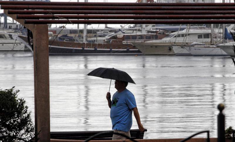 La lluvia anega calles en Alicante