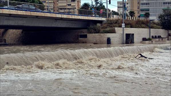 Una tromba agua anega garajes y sótanos y colapsa Alicante, San Juan, Mutxamel y Elche