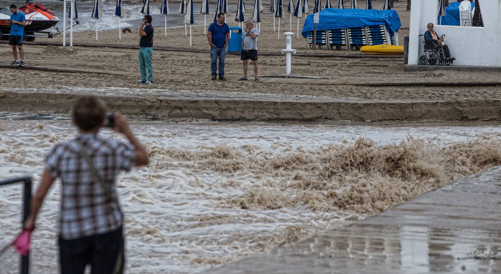 Una tromba agua anega garajes y sótanos y colapsa Alicante, San Juan, Mutxamel y Elche