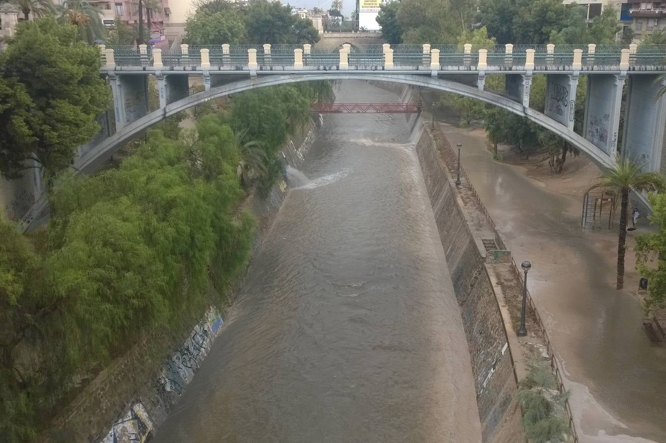 Una tromba agua anega garajes y sótanos y colapsa Alicante, San Juan, Mutxamel y Elche