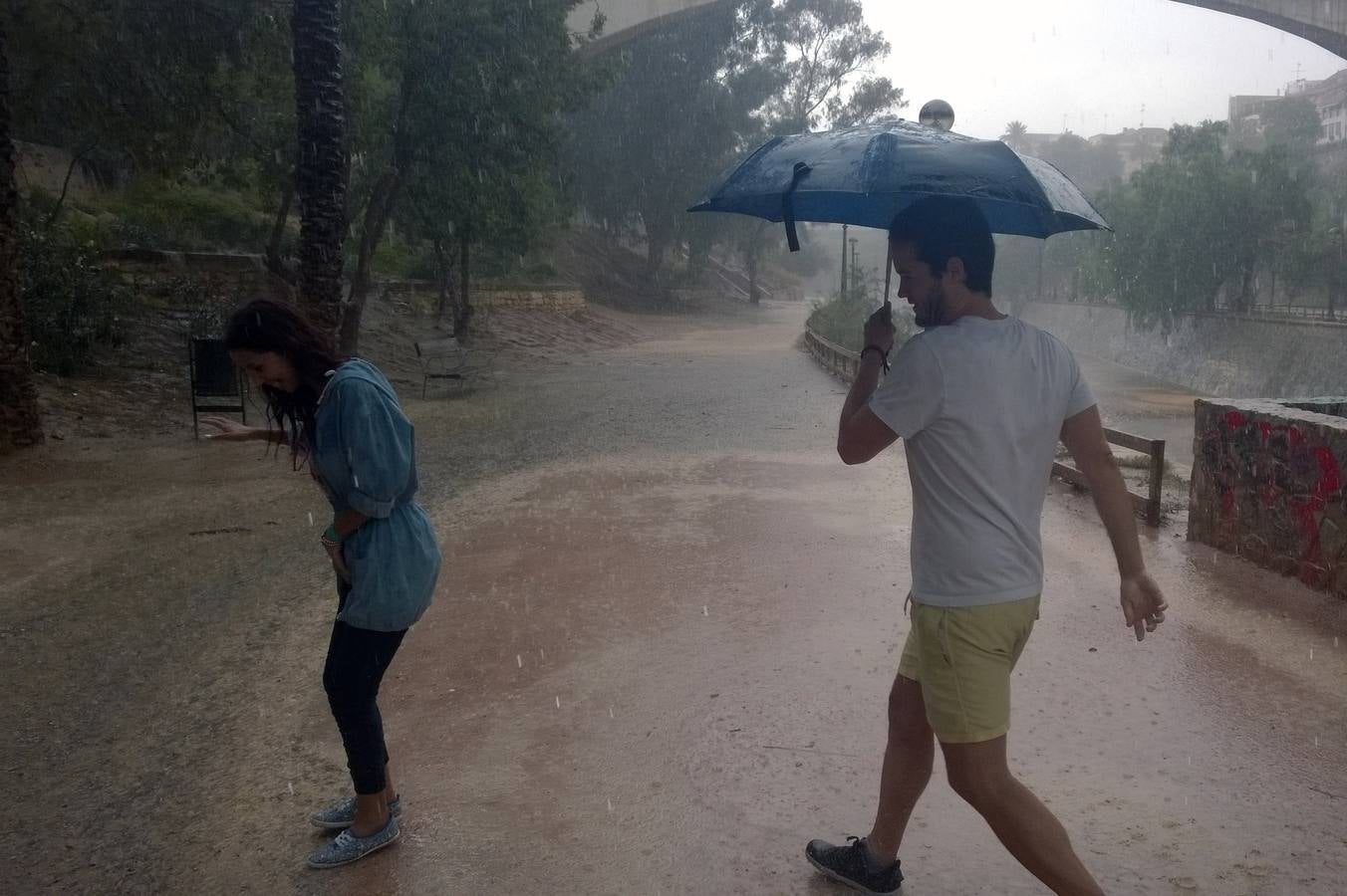 Una tromba agua anega garajes y sótanos y colapsa Alicante, San Juan, Mutxamel y Elche