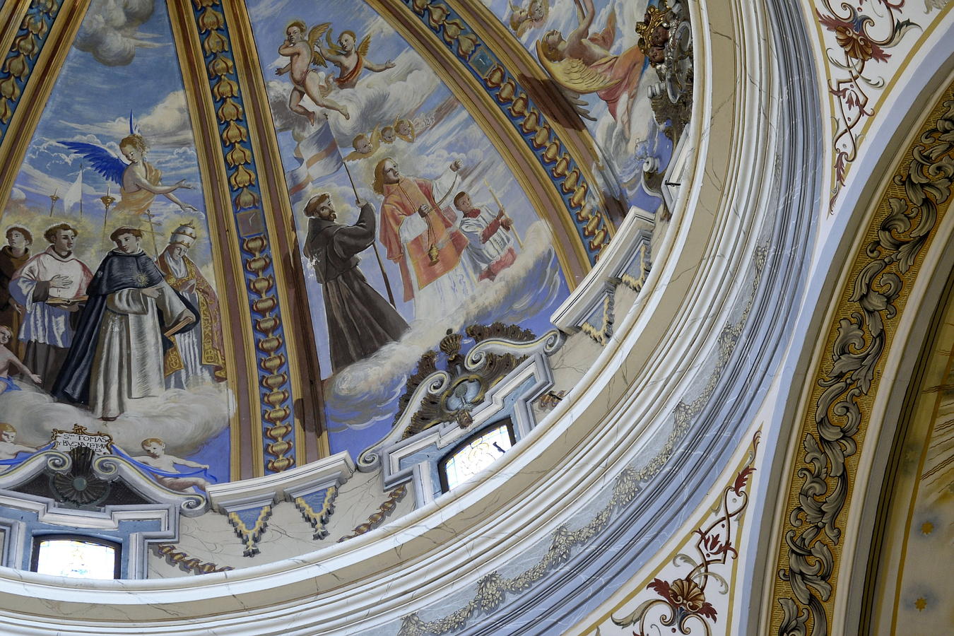 Molina de leyenda. Frescos que decoran que decoran el interior de la cúpula de la Iglesia de la Asunción, con San Pascual Baylón enarbolando una bandera
