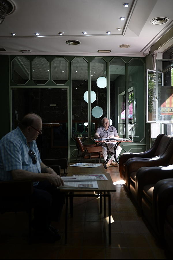 Molina de leyenda. El cronista oficial de Molina, Pedro Reyes, y otro socio leen en una de las salas del Casino de Molina