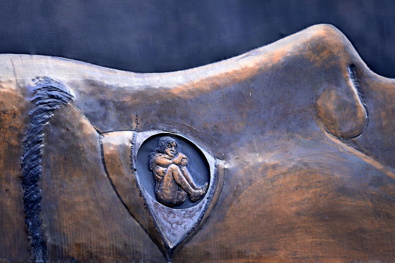 Molina de leyenda. Obra de Pepe Yagües, homenaje a Cervantes en el centenario del Quijote, en la fachada del centro cultural La Cárcel