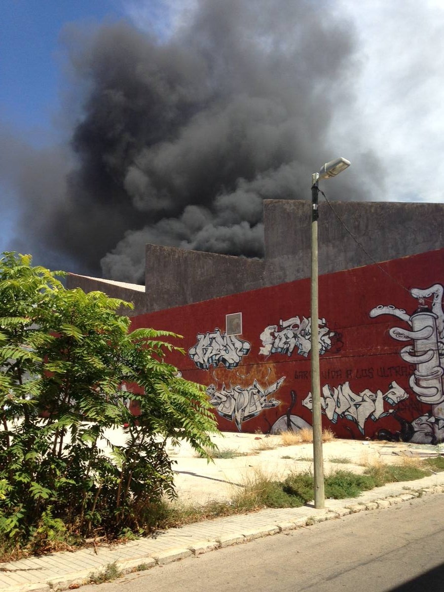 La chispa de una radial pudo originar el incendio con un herido leve en Elche