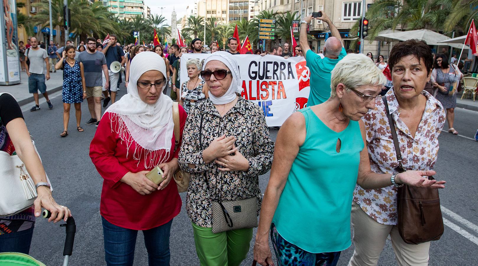 Los alicantinos salen a la calle para dar su apoyo al pueblo sirio