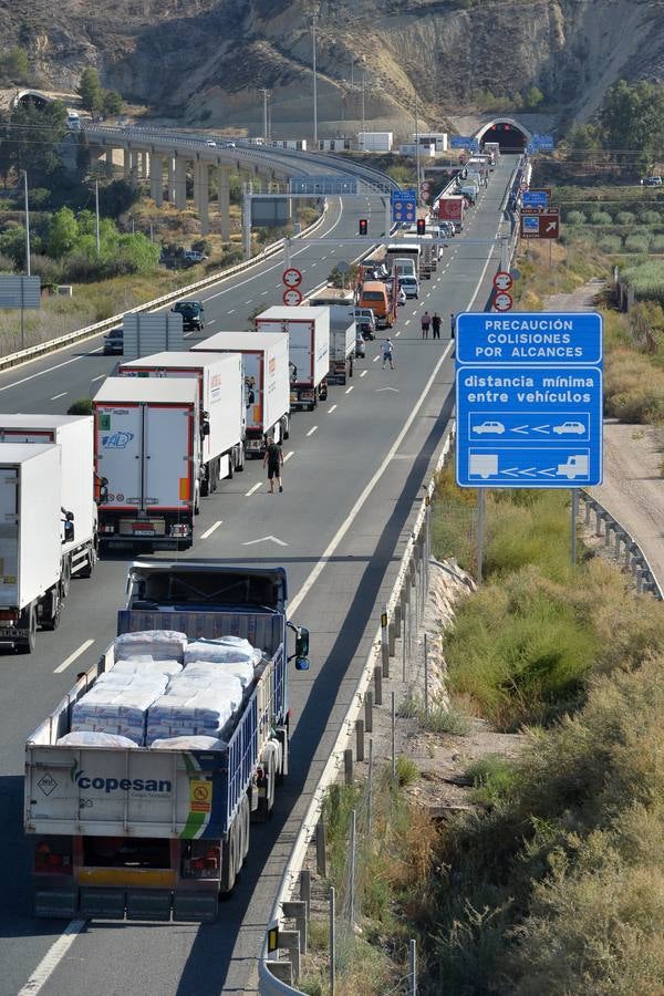 Largas colas en el túnel de Lorca