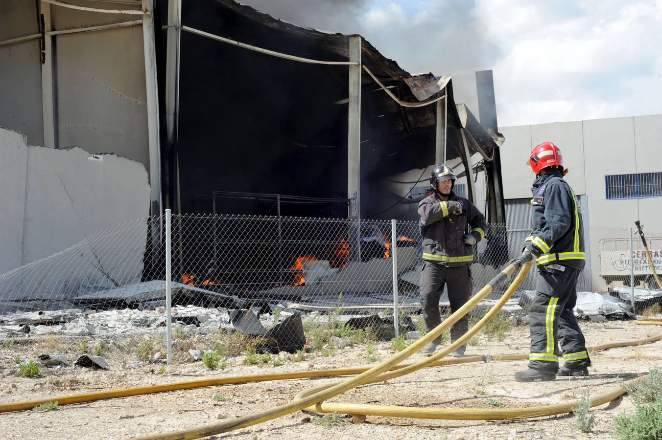 Un incendio devora una nave con atracciones de feria en Molina de Segura