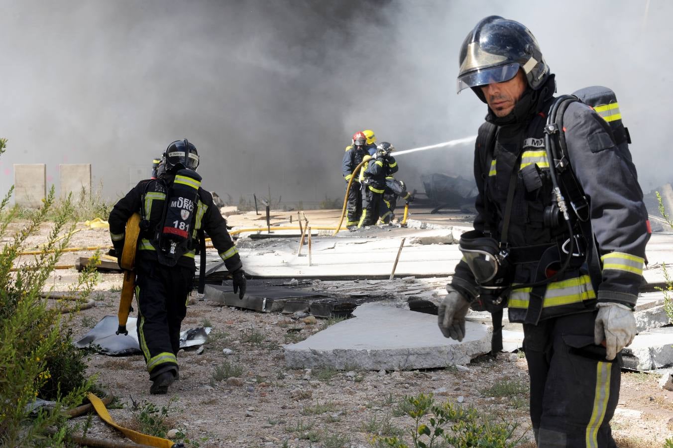 Un incendio devora una nave con atracciones de feria en Molina de Segura