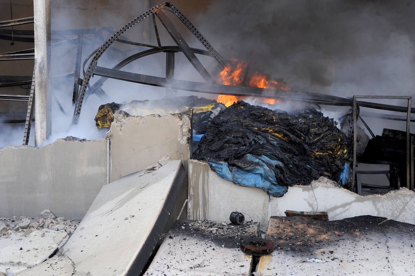 Un incendio devora una nave con atracciones de feria en Molina de Segura