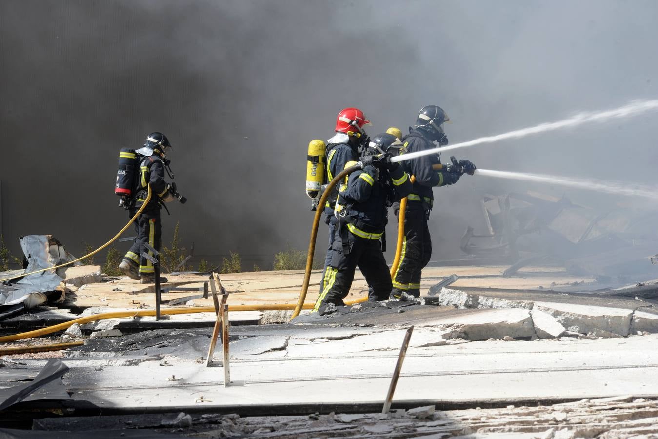 Un incendio devora una nave con atracciones de feria en Molina de Segura