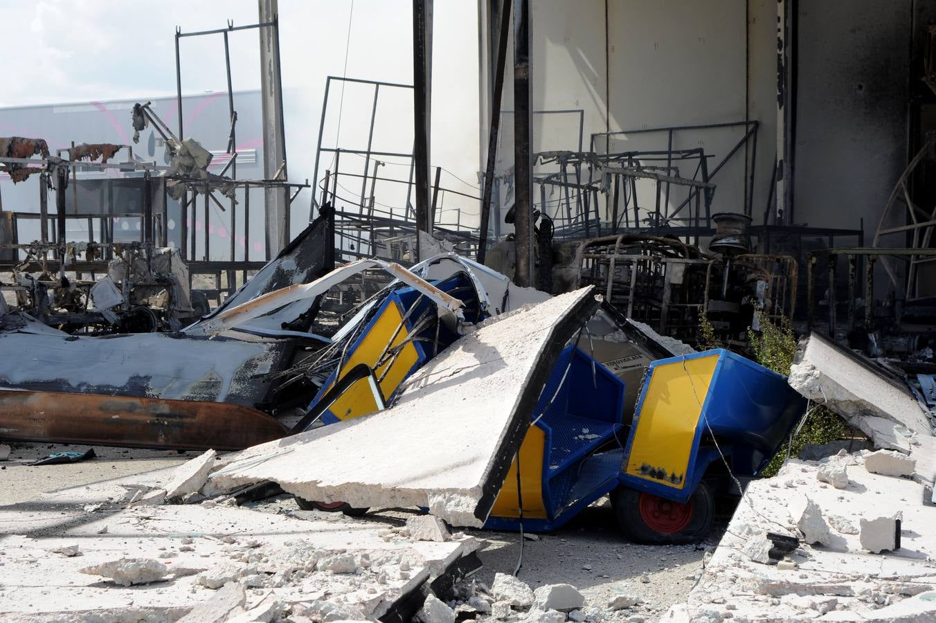 Un incendio devora una nave con atracciones de feria en Molina de Segura