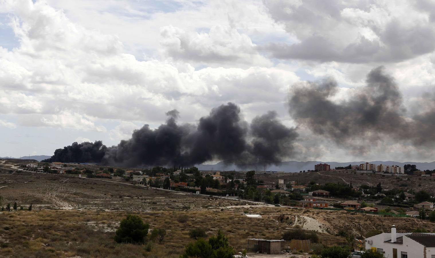 Un incendio devora una nave con atracciones de feria en Molina de Segura