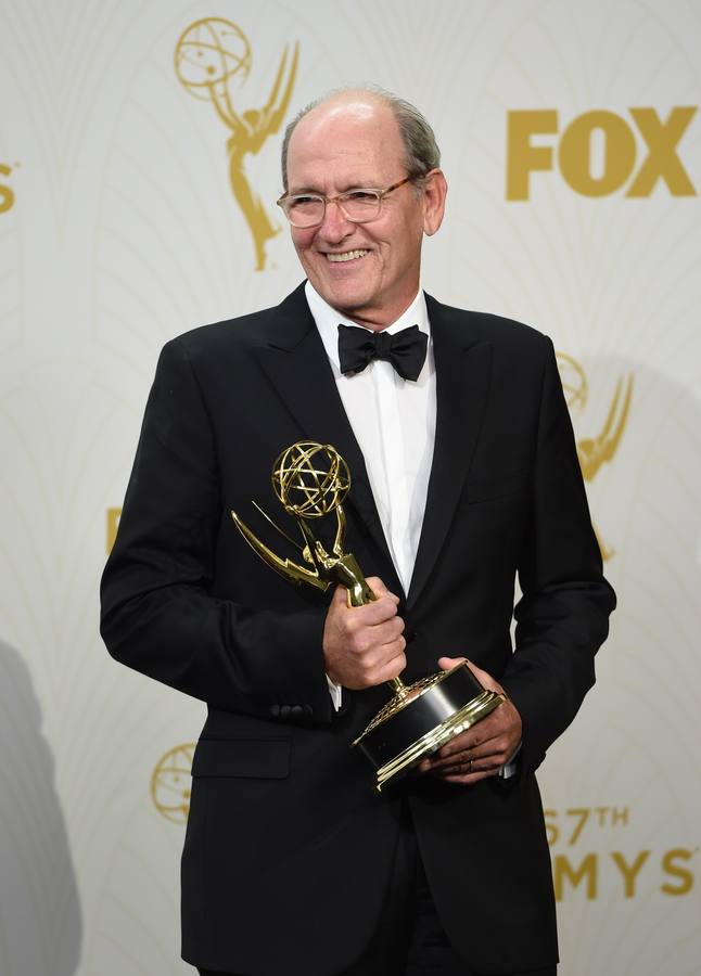 Richard Jenkins posa con el galardón al mejor actor en una mini-serie por 'Olive Kitteridge'.