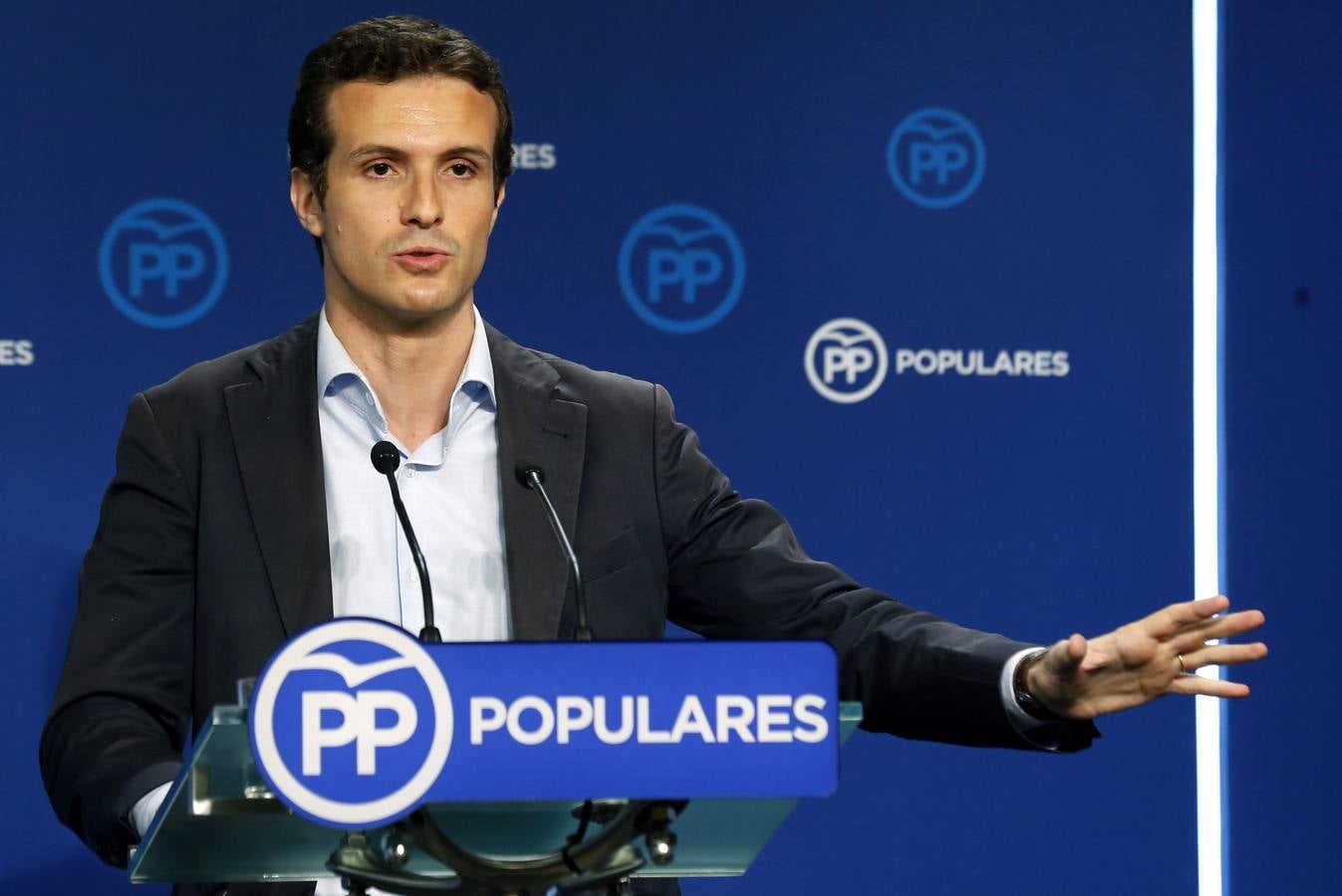 El portavoz del PP, Pablo Casado, durante la rueda de prensa que ha ofrecido esta noche en la sede de los populares en Madrid, valorando los resultados de las elecciones catalanas.