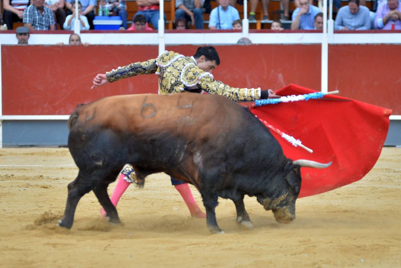 Ureña corta cinco orejas y rabo en la corrida benéfica de Lorca