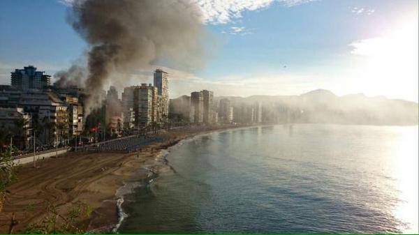 Seis intoxicados por humo en Benidorm tras incendiarse un hotel abandonado