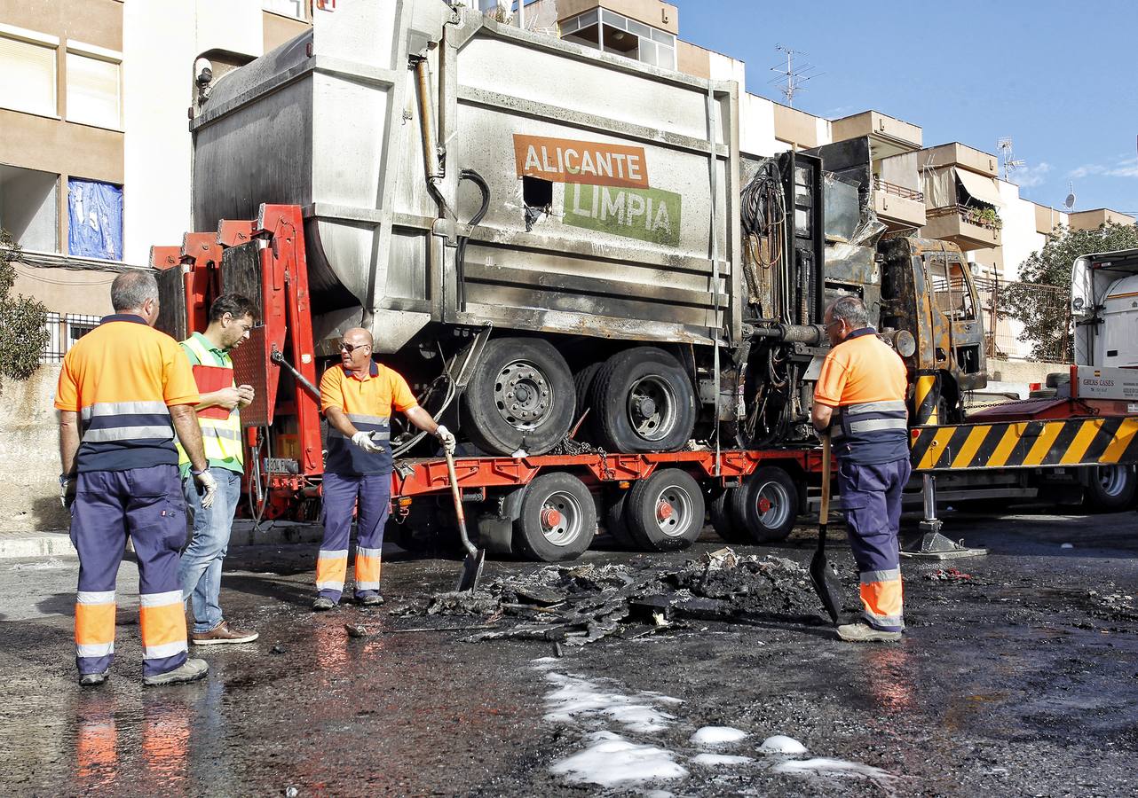 Incendio de un camión de recogida de basuras en Juan XXIII