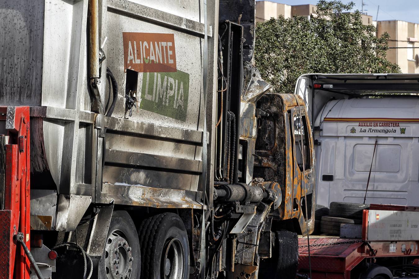 Incendio de un camión de recogida de basuras en Juan XXIII