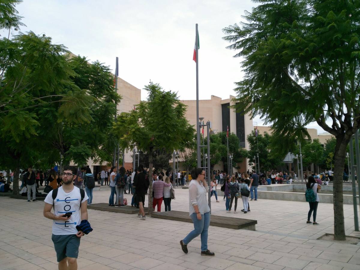 Desalojada la facultad de Derecho de la UA por una amenaza de bomba