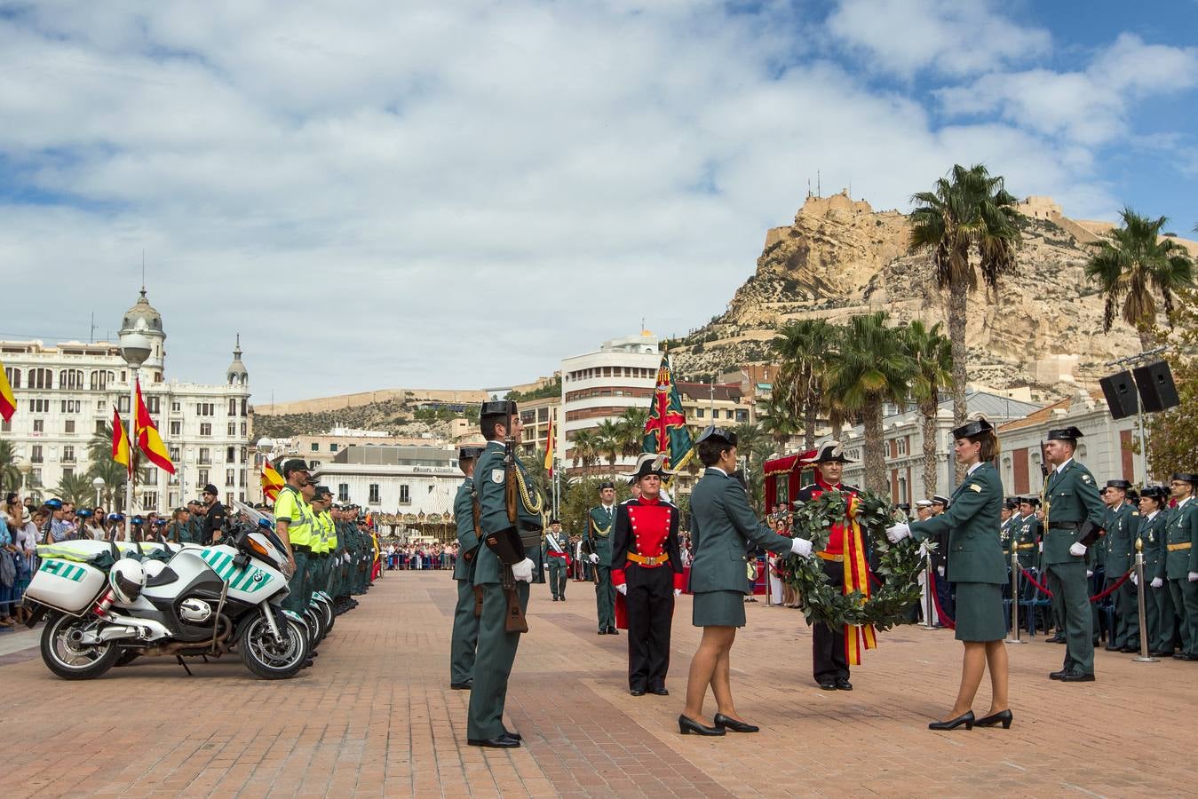 La Guardia Civil desfila por Alicante con motivo de los actos en honor a la Virgen del Pilar